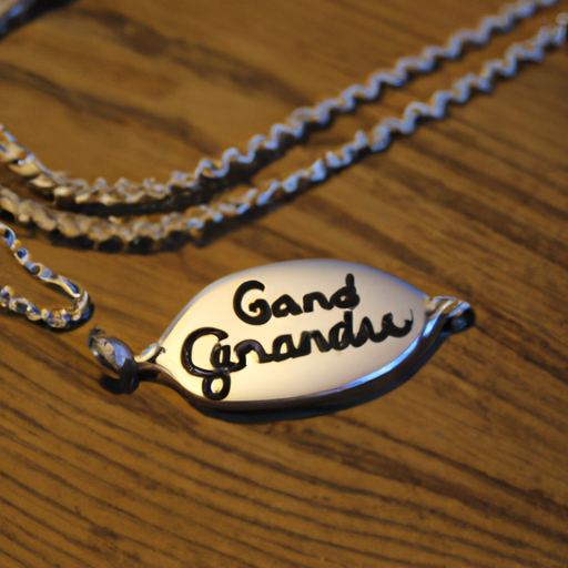 1. תמונה של שרשרת מעוצבת להפליא עם תליון עם חריטה של המילה 'סבתא'
